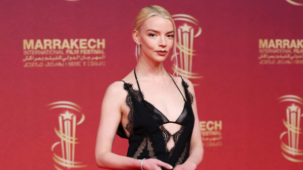 Anya Taylor-Joy: Το «γυμνό» φόρεμα του Tom Ford που έκλεψε τις εντυπώσεις στο κλείσιμο του Φεστιβάλ του Μαρακές