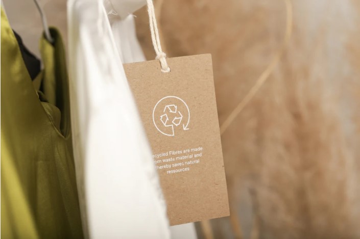 Γαλλία: Τα ρούχα από ανακυκλωμένο πολυεστέρα ρυπαίνουν περισσότερο σε σχέση με αυτά από παρθένο πολυεστέρα 