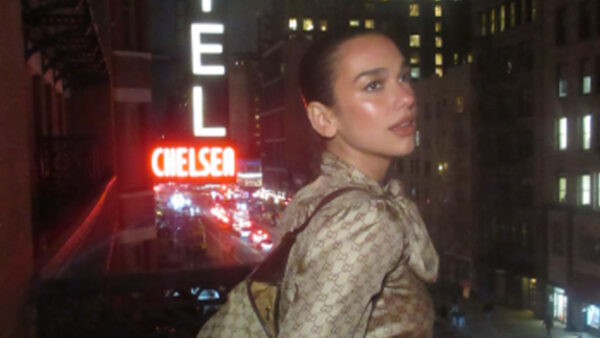 Logomania: Η Dua Lipa φέρνει ξανά στο προσκήνιο την τάση με ένα ultra chic Gucci look