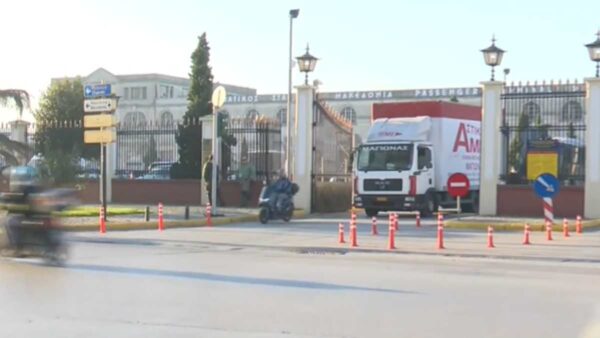 Έξω από το λιμάνι της Θεσσαλονίκης οι αγρότες – Ισχυρές αστυνομικές δυνάμεις στο σημείο