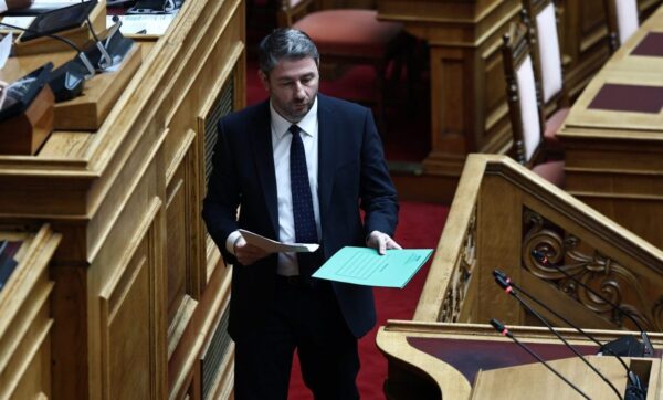 Πηγές ΝΔ για ΟΠΕΚΕΠΕ: Θα διαγράψει ο Ανδρουλάκης τους κουμπάρους του; Θα παραδεχτεί τη σχέση τους;