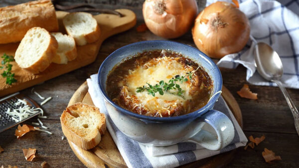 Γαλλική κρεμμυδόσουπα – Κλασική συνταγή με αξέχαστη γεύση