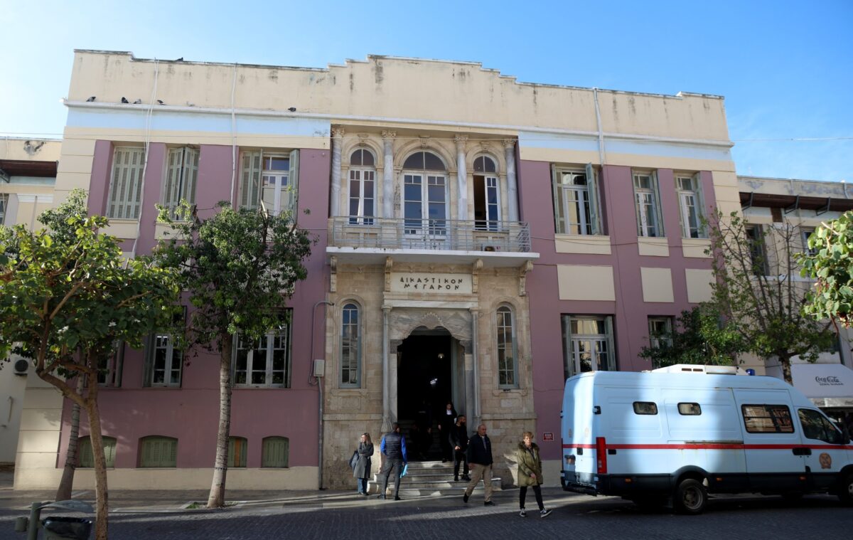 Ηράκλειο: Προθεσμία για να απολογηθεί πήρε ο 37χρονος που συνελήφθη για οπλοκατοχή – Η σύζυγός του φέρεται να εμπλέκεται στην υπόθεση ΟΠΕΚΕΠΕ