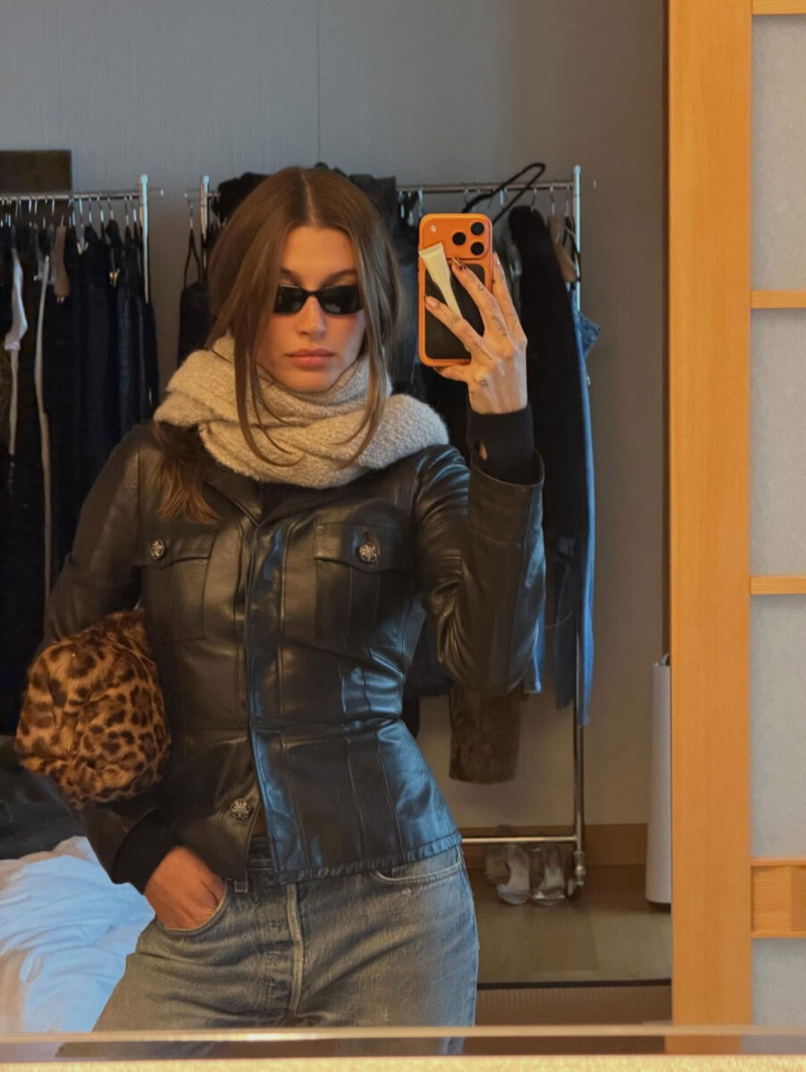 Xmas jackets: 3 πανωφόρια από τη ντουλάπα της Hailey Bieber που θα σε βγάλουν ασπροπρόσωπη στις γιορτές