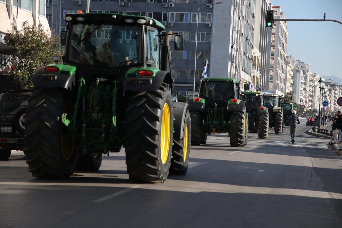 Αγροτικές κινητοποιήσεις: Ενισχύονται τα μπλόκα – «Επιμένω στην ανοιχτή πρόσκληση του διαλόγου» δηλώνει ο Τσιάρας