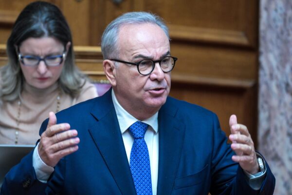 Παπαθανάσης στη Βουλή: Εσείς χειροκροτούσατε Βαρουφάκη, εμείς χειροκροτούμε Πιερρακάκη – Αντιδράσεις από την αντιπολίτευση