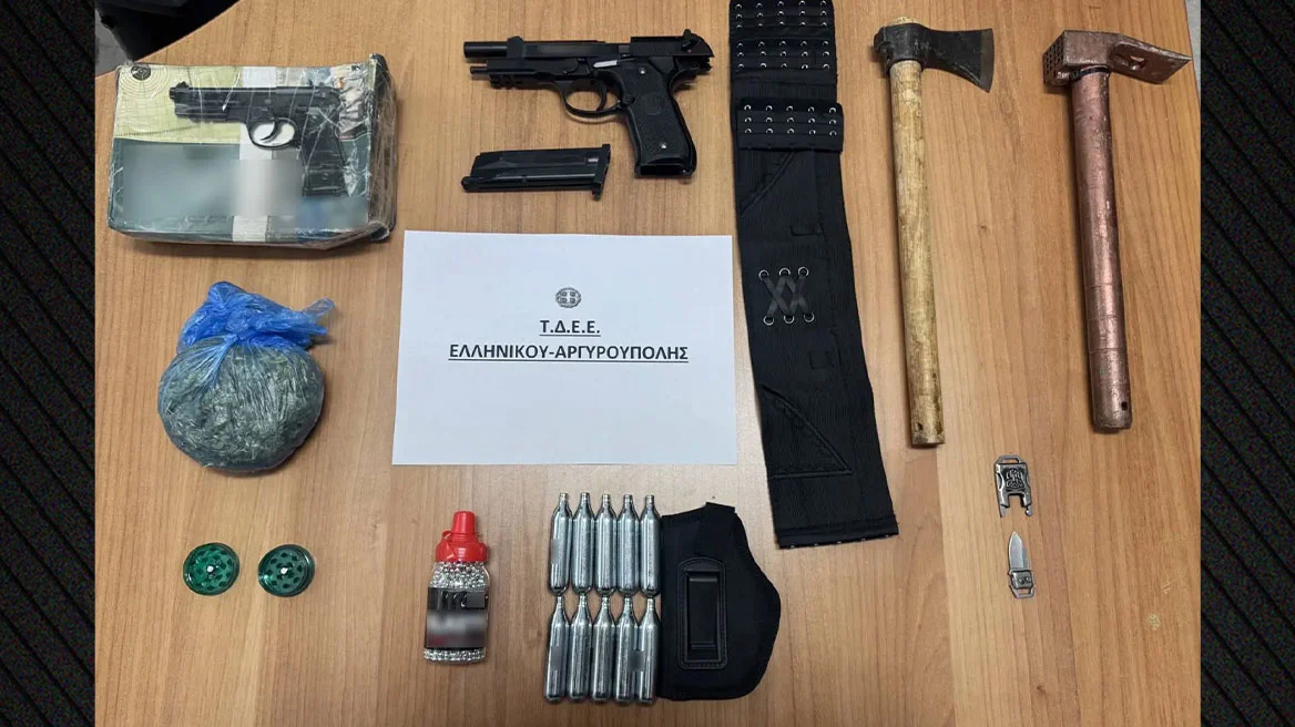 Μίνι οπλοστάσιο και ναρκωτικά είχε ο 59χρονος που συνελήφθη γιατί απείλησε οδηγό με τσεκούρι στον Άλιμο