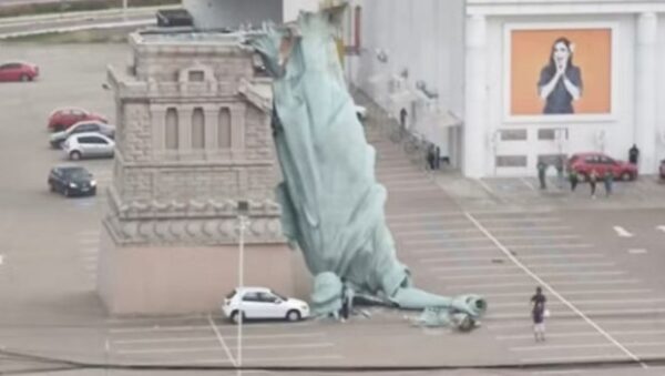 Το Άγαλμα της Ελευθερίας έπεσε εξαιτίας μεγάλων ανέμων – Όχι όμως αυτό που νομίζετε