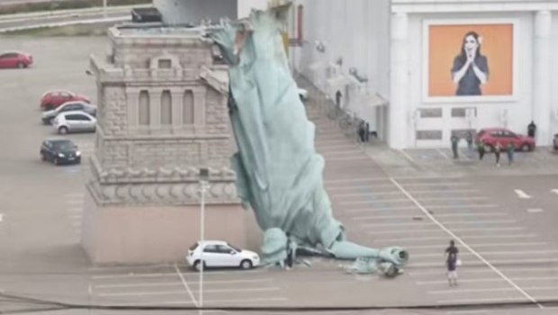 Το Άγαλμα της Ελευθερίας έπεσε εξαιτίας μεγάλων ανέμων – Όχι όμως αυτό που νομίζετε