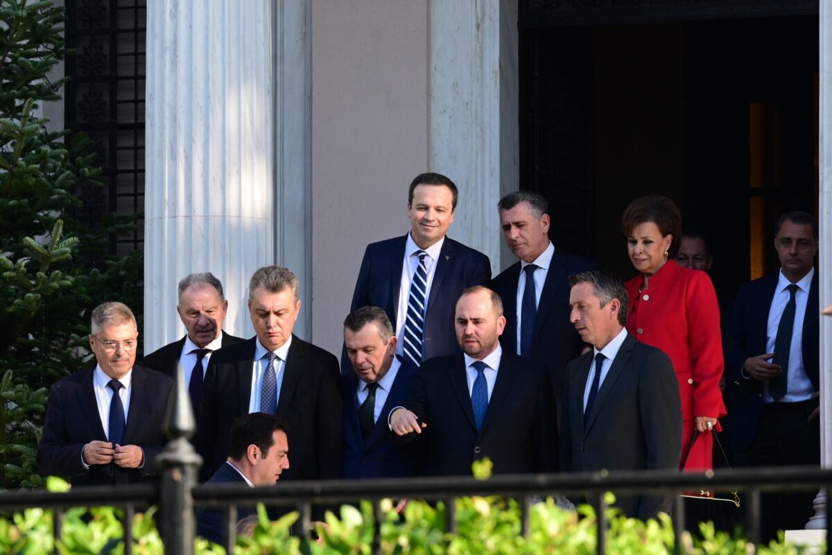 Στο Μαξίμου οι βουλευτές της ΝΔ μετά από κάλεσμα Μητσοτάκη – Ευχές και χαλαρή συζήτηση πριν τις γιορτές