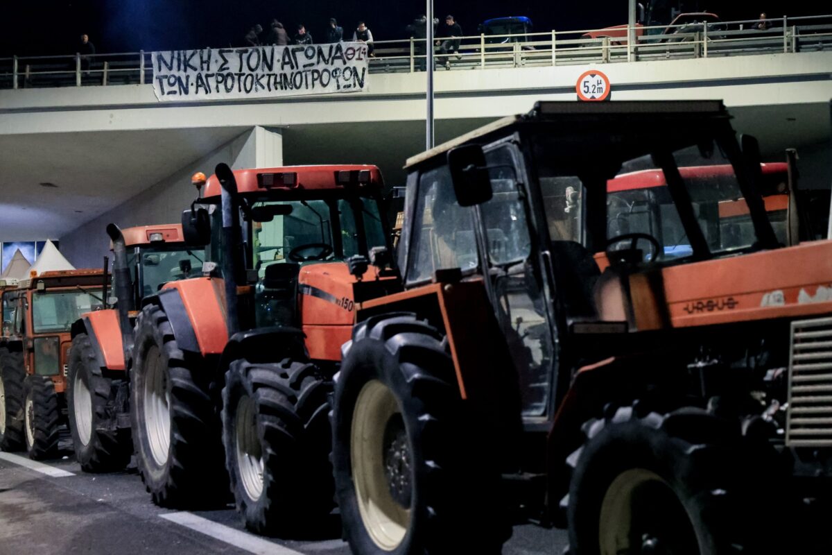 Σκληραίνουν τη στάση τους οι αγρότες: Εκατοντάδες φορτηγά ακινητοποιημένα στον Προμαχώνα, κλείνουν και τα Μάλγαρα – Ώρα αποφάσεων στη σύσκεψη της Πέμπτης