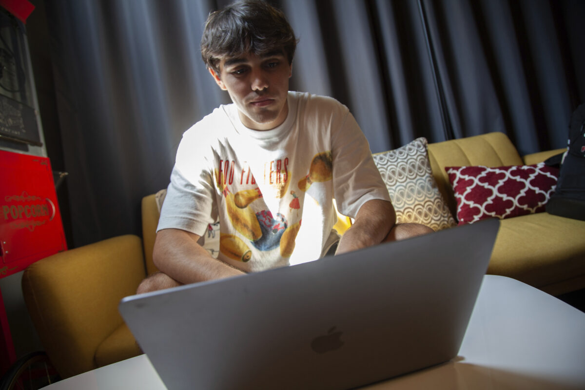 Γαλλία: Μεταφραστές καταγγέλλουν ότι οι εκδόσεις Άρλεκιν θα τους αντικαταστήσουν με εργαλεία τεχνητής νοημοσύνης