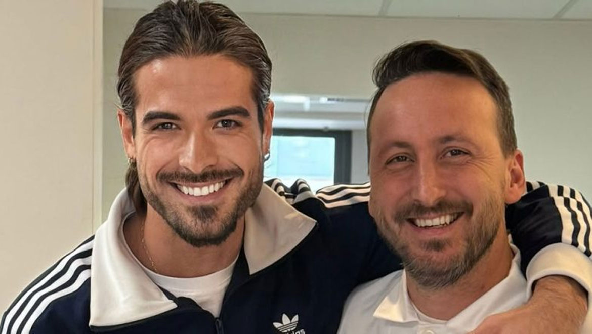 Άρης Μουγκοπέτρος: Δείχνει για πρώτη φορά τα πρόσθετα δάχτυλα που έβαλε στο χέρι του μετά τον ακρωτηριασμό του!