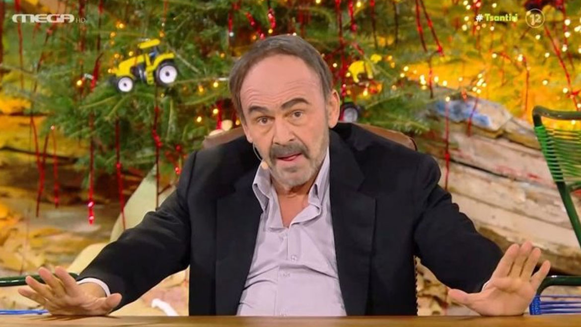 Ο Απόστολος Γκλέτσος ντυμένος ως «Φραπές» στην εξεταστική του ΟΠΕΚΕΠΕ! – Έδωσε ρεσιτάλ ερμηνείας