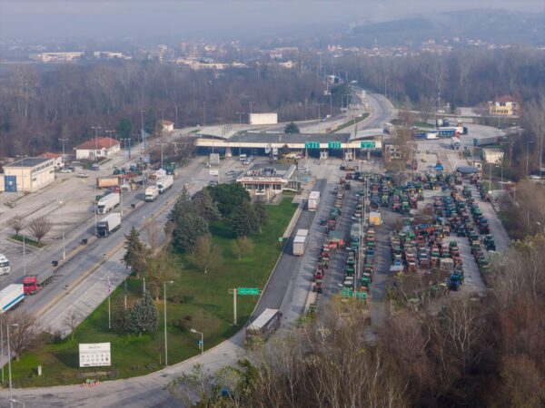 Αυξάνουν την πίεση οι αγρότες με κλιμάκωση των κινητοποιήσεών τους – Κλείνουν παρακαμπτήριους και ανοίγουν διόδια