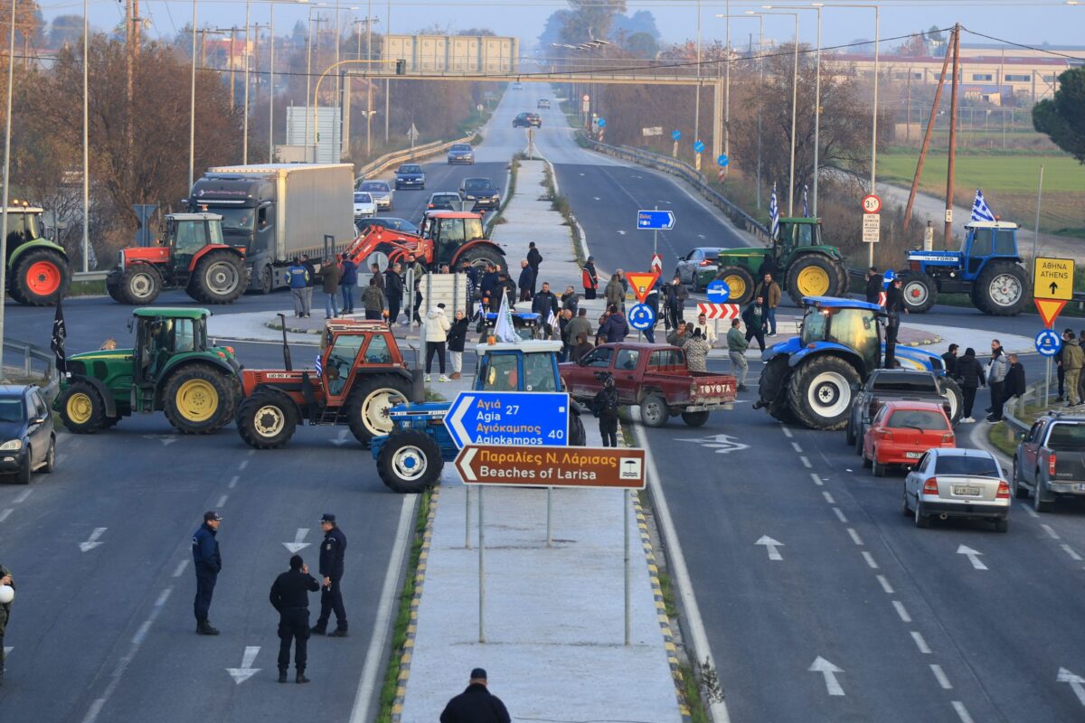 Χριστούγεννα στα μπλόκα – Εμμένουν στις κινητοποιήσεις τους οι αγρότες
