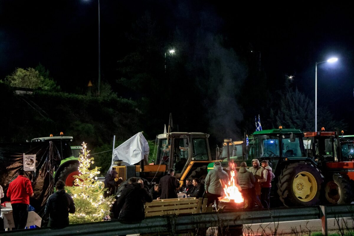 Χριστούγεννα στα μπλόκα – Εμμένουν στις κινητοποιήσεις τους οι αγρότες και σηκώνουν τις μπάρες των διοδίων το Σαββατοκύριακο
