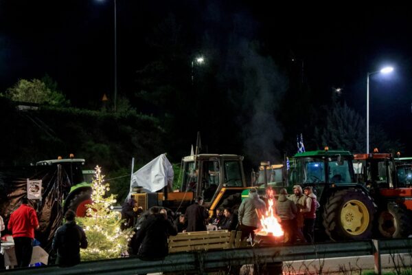 Χριστούγεννα στα μπλόκα – Εμμένουν στις κινητοποιήσεις τους οι αγρότες και σηκώνουν τις μπάρες των διοδίων το Σαββατοκύριακο