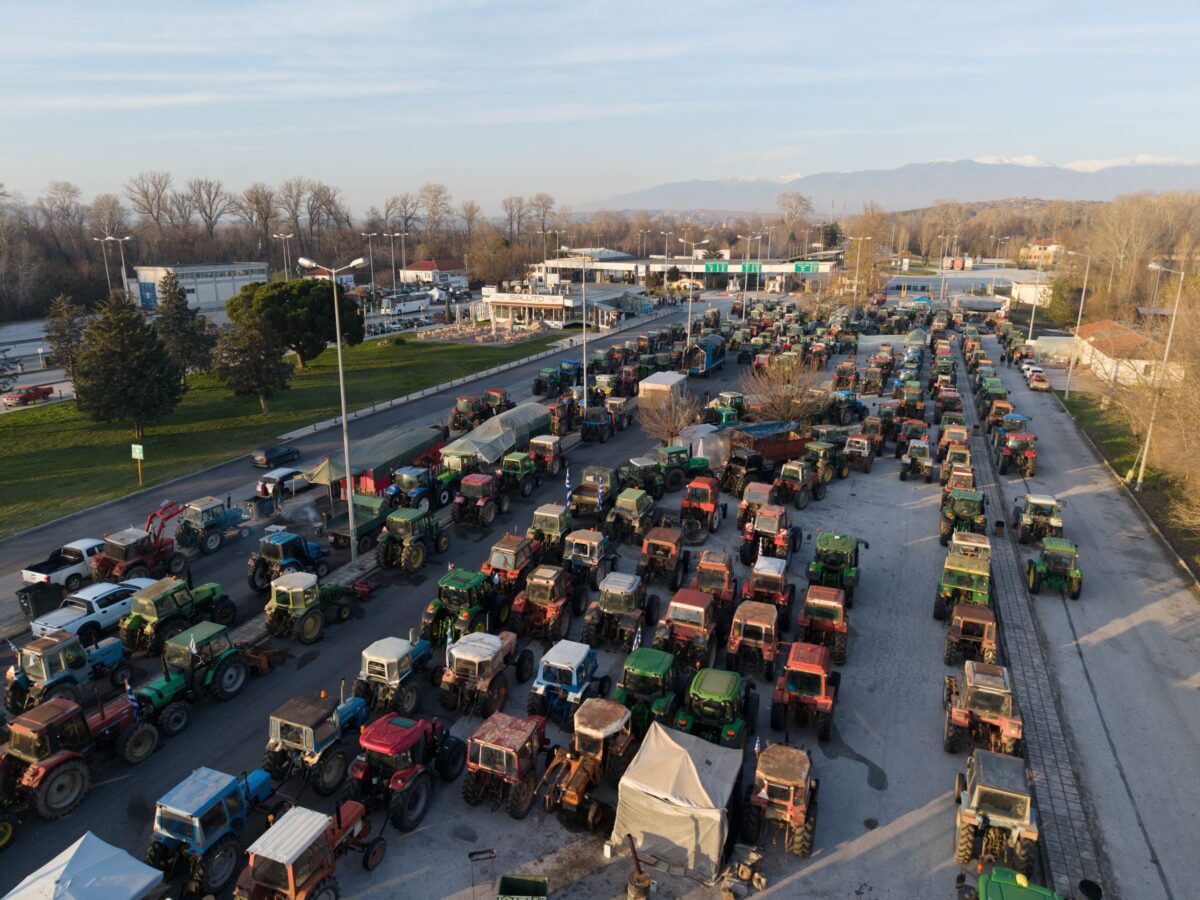 Κλιμακώνονται οι αγροτικές κινητοποιήσεις: Χριστούγεννα στα μπλόκα – Ανοίγουν τα διόδια το Σαββατοκύριακο