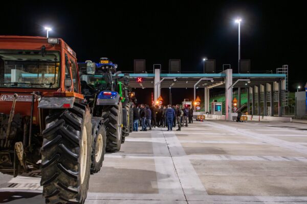 Ακάθεκτοι συνεχίζουν οι αγρότες τα μπλόκα: Ανοίγουν τους δρόμους για τους εκδρομείς των Χριστουγέννων – Κλιμάκωση μετά τις γιορτές