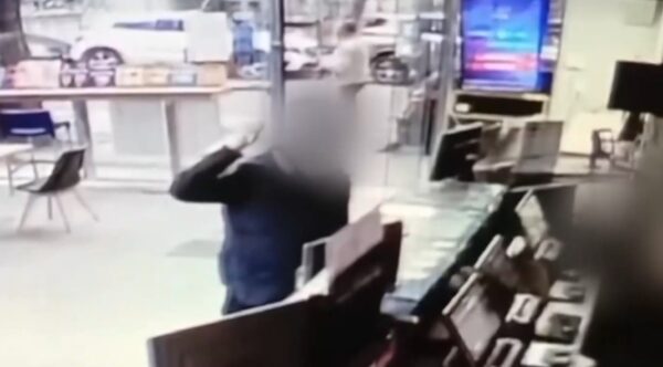 Βίντεο Ντοκουμέντο: Ένοπλη ληστεία σε δύο πρακτορεία ΟΠΑΠ – Συνελήφθη ο δράστης