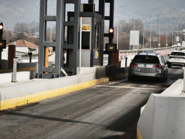 Αγρότες σηκώνουν τις μπάρες των διοδίων για ελεύθερες διελεύσεις πολιτών – Συνεχίζονται οι κινητοποιήσεις σε όλη τη χώρα