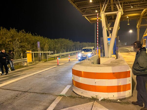 Αγροτικές κινητοποιήσεις Μεσσηνίας: Άνοιχτά για δύο ώρες τα διόδια στα Αρφαρά – Παραμένει το μπλόκο στη Θουρία