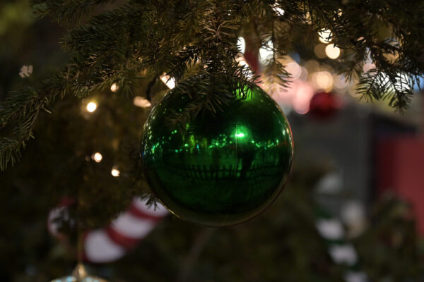 Χριστούγεννα στην Ελλάδα: Γιορτινό χωριό στην Τρίπολη και παραδοσιακά γλυκά στη Λέσβο