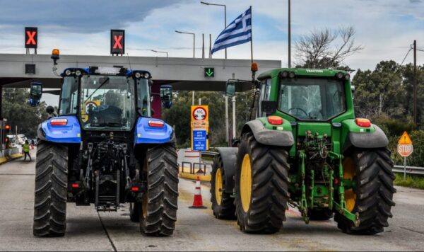 Αγροτικές κινητοποιήσεις: Σήκωσαν τις μπάρες στα διόδια και μοίρασαν προϊόντα – Νέα σύσκεψη την Κυριακή στη Νίκαια Λάρισας