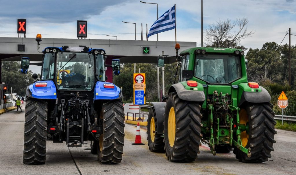 Αγροτικές κινητοποιήσεις: Σήκωσαν τις μπάρες στα διόδια και μοίρασαν προϊόντα – Νέα σύσκεψη την Κυριακή στη Νίκαια Λάρισας