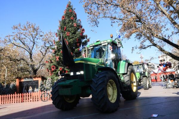 Χριστούγεννα στα μπλόκα: «Όχι» των αγροτών σε διάλογο, «ναι» σε άνοιγμα των διοδίων για τις γιορτές – Νέα σύσκεψη σήμερα στη Νίκαια Λάρισας