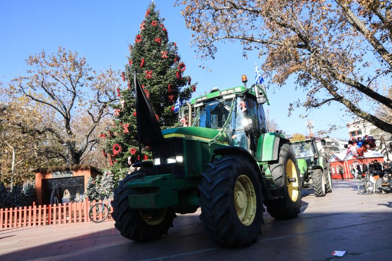 Χριστούγεννα στα μπλόκα: «Όχι» των αγροτών σε διάλογο, «ναι» σε άνοιγμα των διοδίων για τις γιορτές – Νέα σύσκεψη σήμερα στη Νίκαια Λάρισας