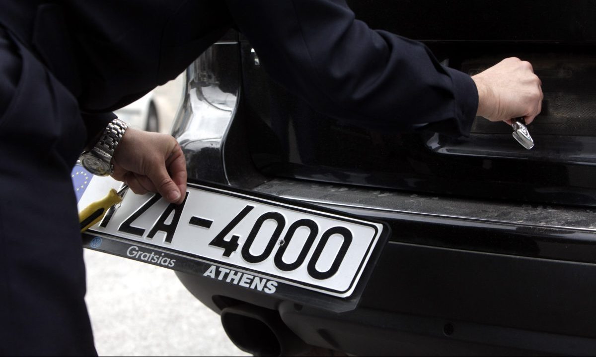 Δήμος Αθηναίων: Ξεκινά 22 Δεκεμβρίου η επιστροφή πινακίδων οχημάτων από τη Δημοτική Αστυνομία