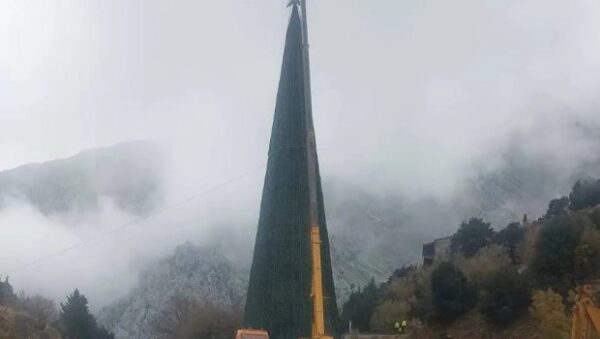 Φαράγγι της Σαμαριάς: Φωταγωγήθηκε στην Κρήτη το μεγαλύτερο χριστουγεννιάτικο δέντρο της Ευρώπης