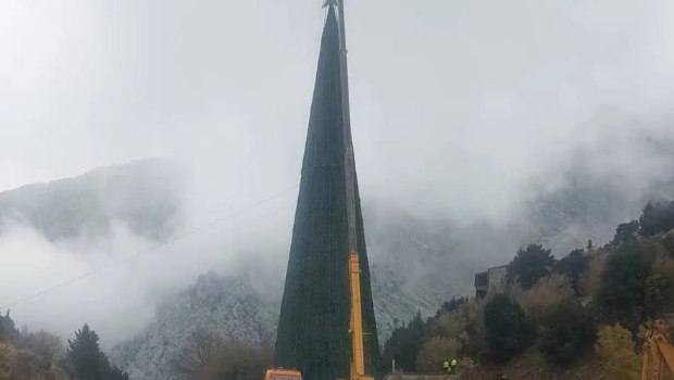 Φαράγγι της Σαμαριάς: Φωταγωγήθηκε στην Κρήτη το μεγαλύτερο χριστουγεννιάτικο δέντρο της Ευρώπης