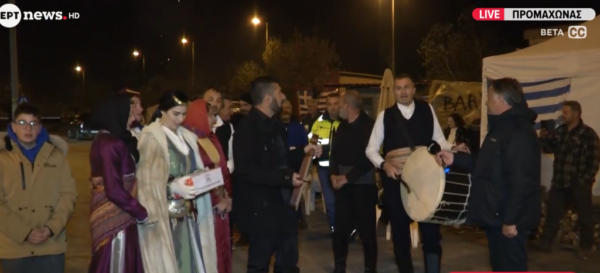 Αγρότες: Κάλαντα πριν από την αναδιάταξη των τρακτέρ – Ενεργά τα μπλόκα σε Κάστρο και Θήβα