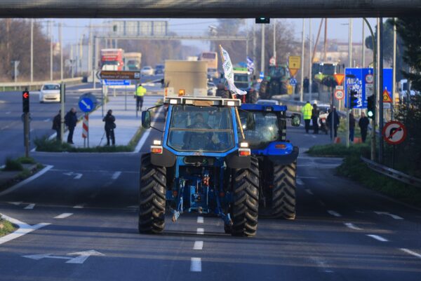Αγρότες: Κλείνουν τις σήραγγες Τεμπών για τα φορτηγά – Συνελεύσεις και αναδιατάξεις των τρακτέρ ενόψει εορτών, πού υπάρχουν μπλόκα