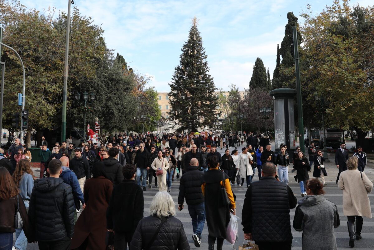 Κορυφώνεται η εορταστική κίνηση στην αγορά σε Αθήνα και Θεσσαλονίκη – Κοσμοσυρροή στους μεγάλους εμπορικούς δρόμους