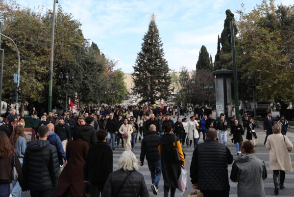 Κορυφώνεται η εορταστική κίνηση στην αγορά σε Αθήνα και Θεσσαλονίκη – Κοσμοσυρροή στους μεγάλους εμπορικούς δρόμους