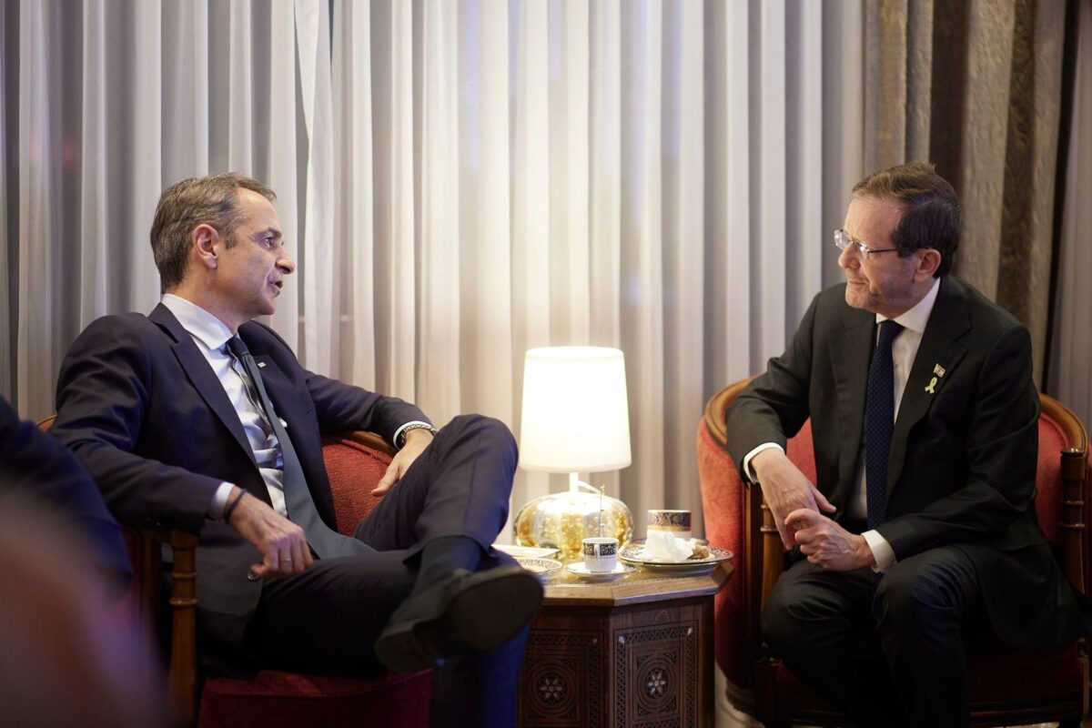 Συνάντηση Μητσοτάκη με τον πρόεδρο του Ισραήλ, Ισαάκ Χέρτζογκ – Επισκέφθηκαν την οικογένεια του Ιωνά Καρούση