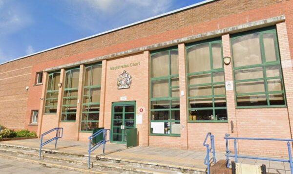 Νέα υπόθεση «Πελικό» στην Αγγλία: 49χρονος κατηγορείται ότι νάρκωνε και βίαζε τη σύζυγό του  μαζί με 5 άνδρες επί 13 χρόνια