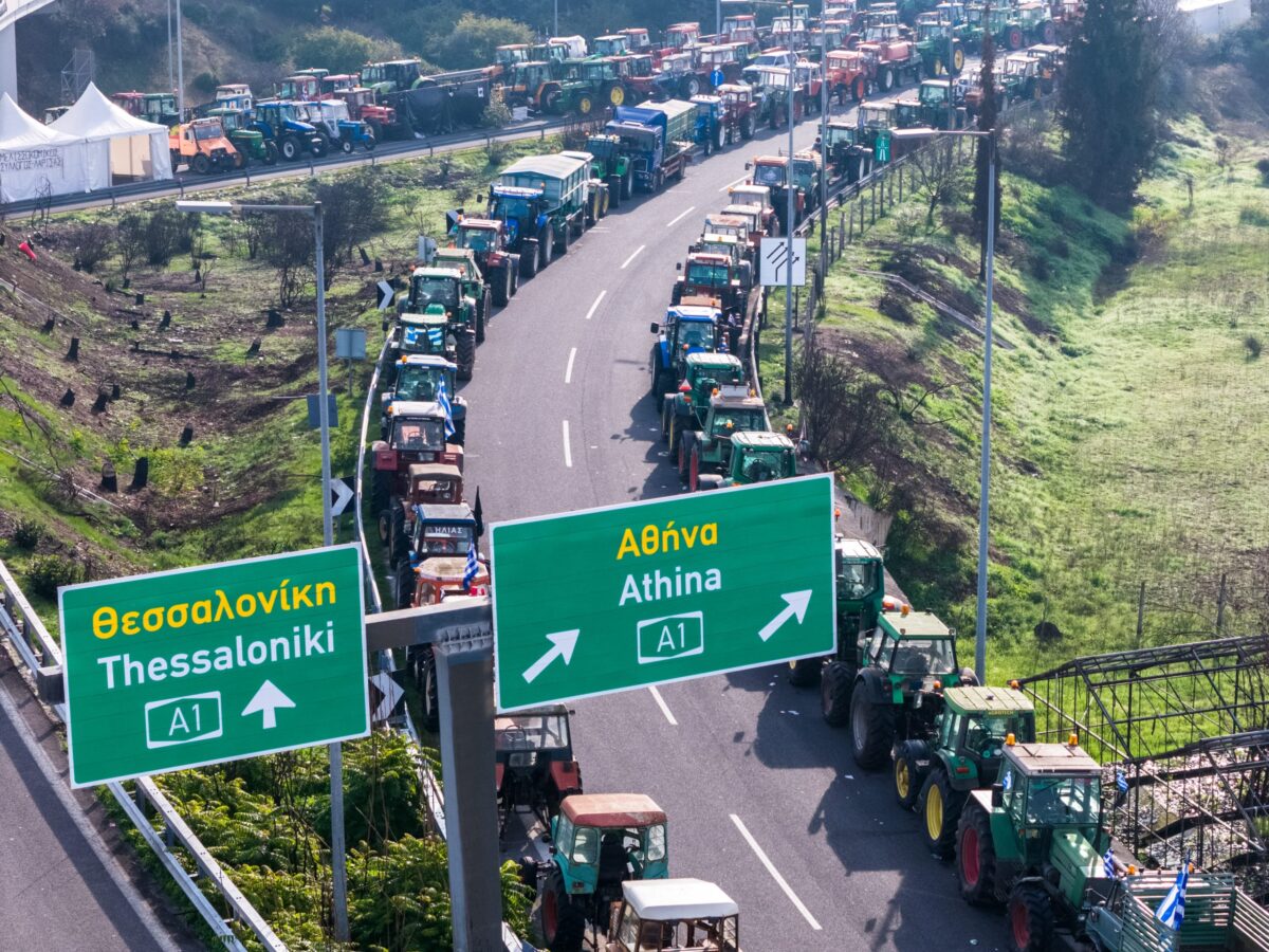 Έξοδος Χριστουγέννων μέσω εκτροπών – Δεν αναδιατάσσονται άλλα τρακτέρ διαμηνύουν οι αγρότες