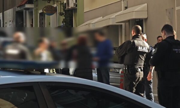 Ζωγράφου: Δύο άτομα τραυματίστηκαν σε ατύχημα με ανελκυστήρα σε σούπερ μάρκετ – Σοβαρά ο συντηρητής που εγκλωβίστηκε στην οροφή