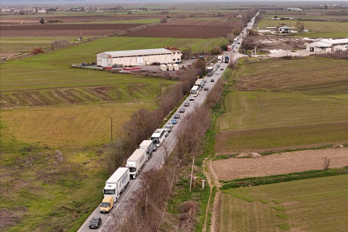 Μετ’ εμποδίων η έξοδος των εκδρομέων – Καθυστερήσεις στην Εθνική Οδό Αθηνών – Λαμίας και ουρές 10 χλμ.