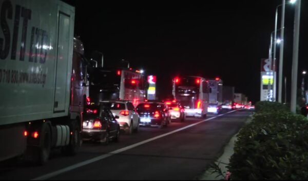 Έξοδος ταλαιπωρίας για τους εκδρομείς των Χριστουγέννων – Ουρές χιλιομέτρων στη Ριτσώνα