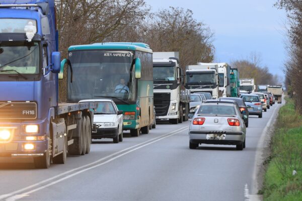 Βελτιώνονται οι συνθήκες στους δρόμους για τους εκδρομείς των Χριστουγέννων – Πώς κινούνται Ι.Χ. και φορτηγά