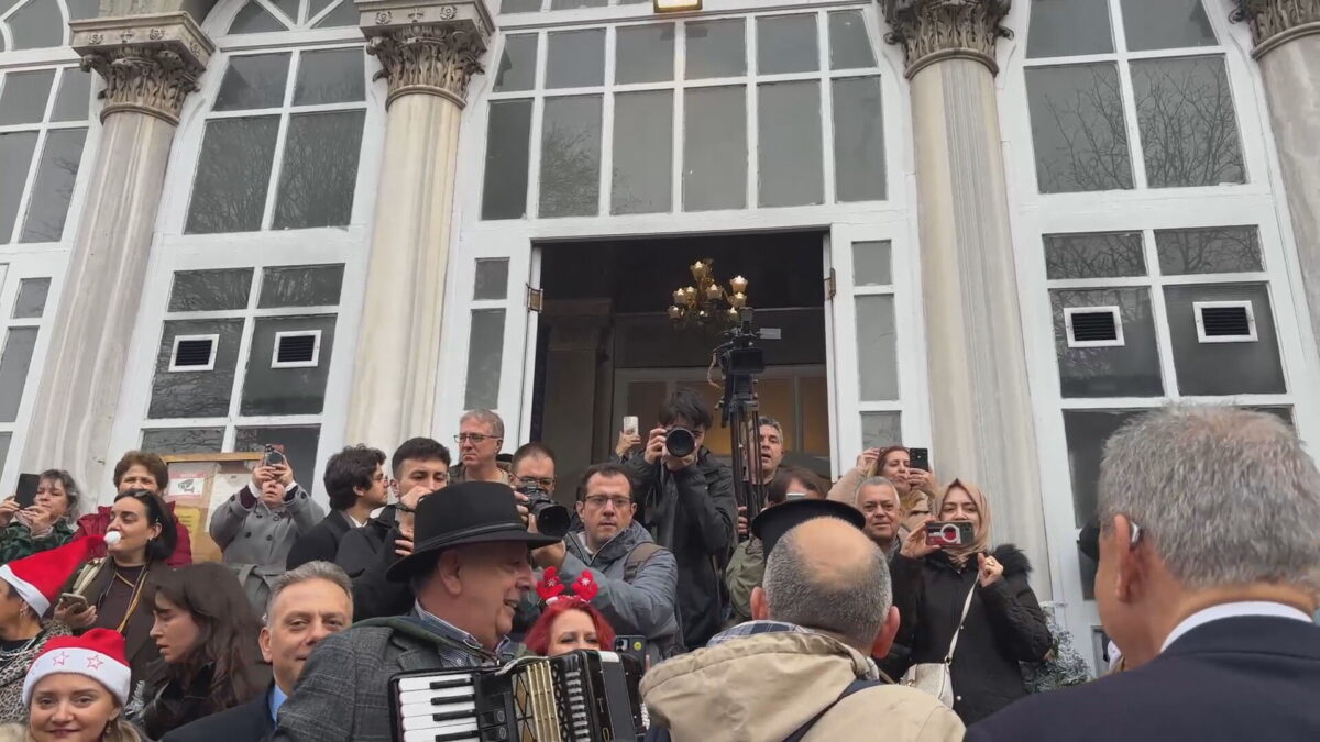 Στα σοκάκια της Κωνσταντινούπολης λένε τα κάλαντα οι Έλληνες (βίντεο)