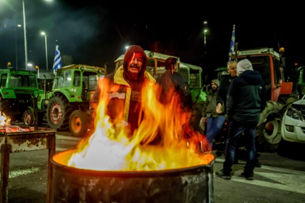 Η πιο ιδιόμορφη έξοδος των Χριστουγέννων: Όπου φύγει φύγει παρά τα μπλόκα και τη βροχή