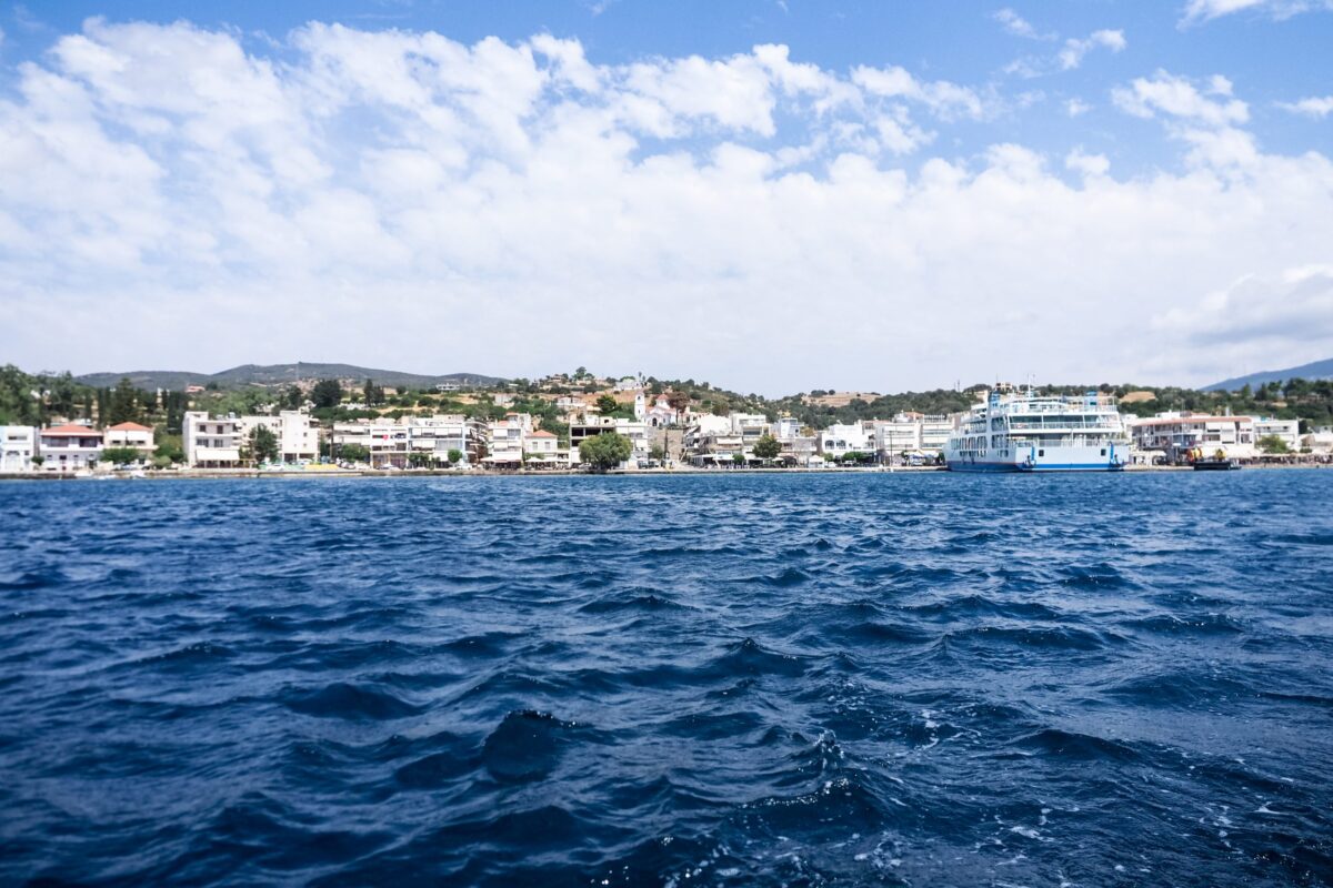 Αυτοκίνητο με τέσσερις επιβάτες έπεσε στο λιμάνι Νέων Στύρων