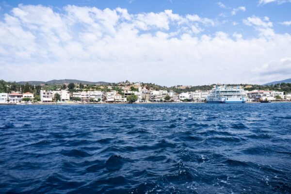 Αυτοκίνητο με τέσσερις επιβάτες έπεσε στο λιμάνι Νέων Στύρων